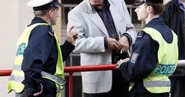 ... policistům vysvětlil celou situaci.