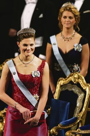 Švédská princezna Madeleine (v pozadí) může na vdavky zapomenout. První na řadě je totiž její sestra Victoria, které se ale do vdávání moc nechce.
