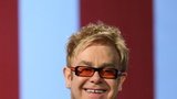 Elton John může lízat Eltona Johna