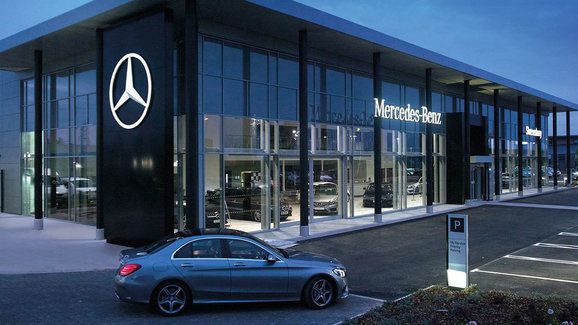 Mercedes prý bude prodávat své evropské showroomy, může získat až miliardu eur