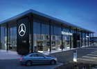 Mercedes prý bude prodávat své evropské showroomy, může získat až miliardu eur