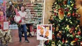 Brit Simon Perks ve svém obchodě v Shrewsbury prodává celoročně vánoční výzdobu.