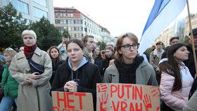 Na Václavské náměstí se konalo shromáždění proti ruskému prezidentovi Vladimiru Putinovi, který vyhlásil v Rusku částečnou mobilizaci.