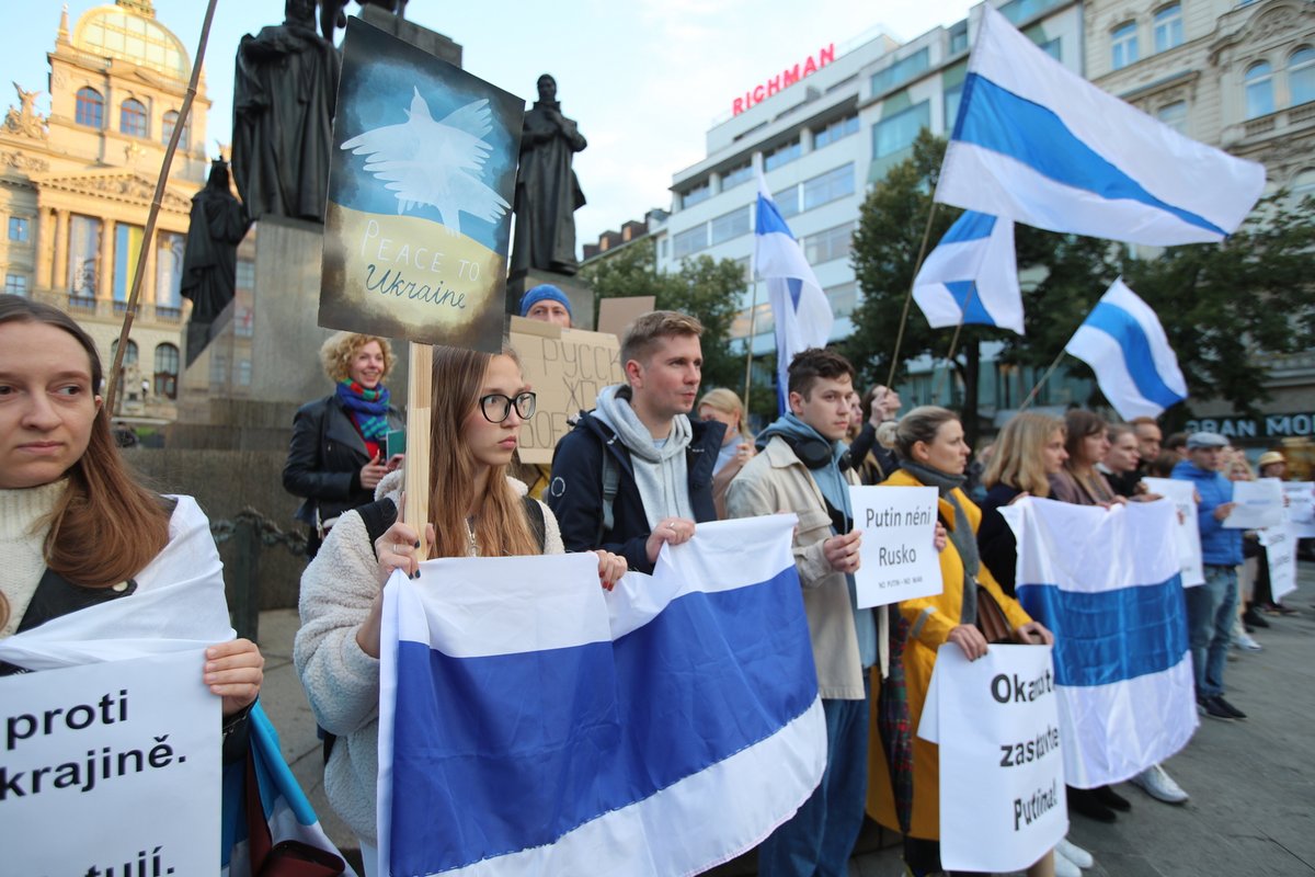 Na Václavské náměstí se konalo shromáždění proti ruskému prezidentovi Vladimiru Putinovi, který vyhlásil v Rusku částečnou mobilizaci. 