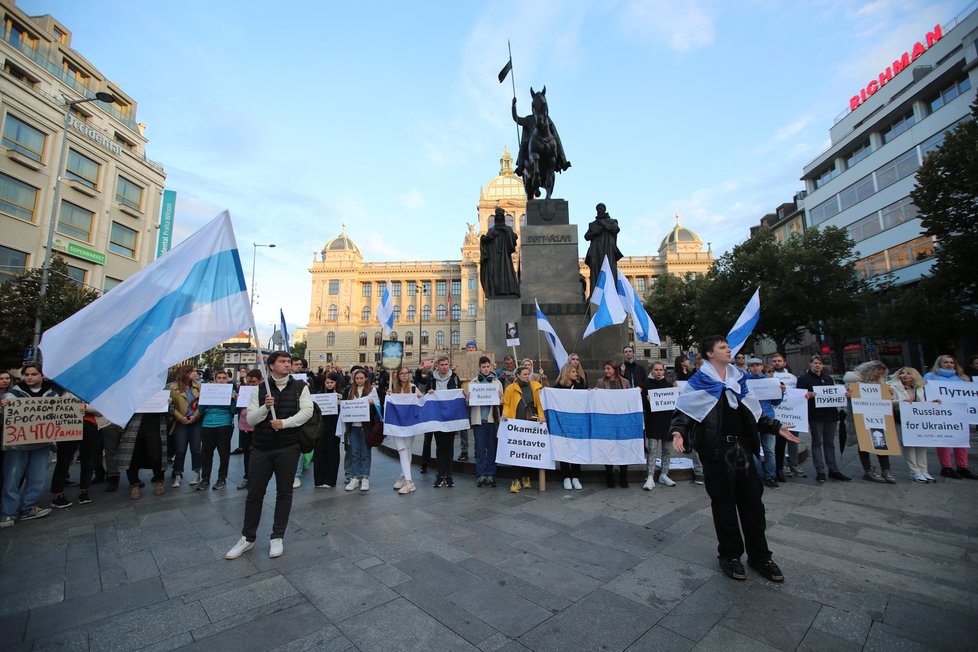 Na Václavském náměstí se konalo shromáždění proti ruskému prezidentovi Vladimiru Putinovi, který vyhlásil v Rusku částečnou mobilizaci.