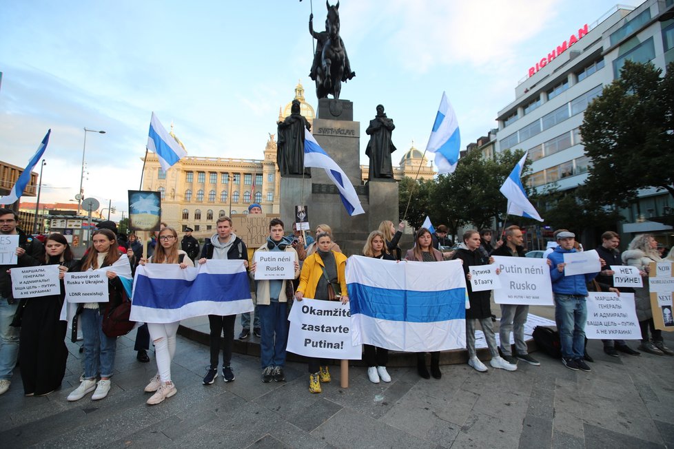 Na Václavském náměstí se konalo shromáždění proti ruskému prezidentovi Vladimiru Putinovi, který vyhlásil v Rusku částečnou mobilizaci.