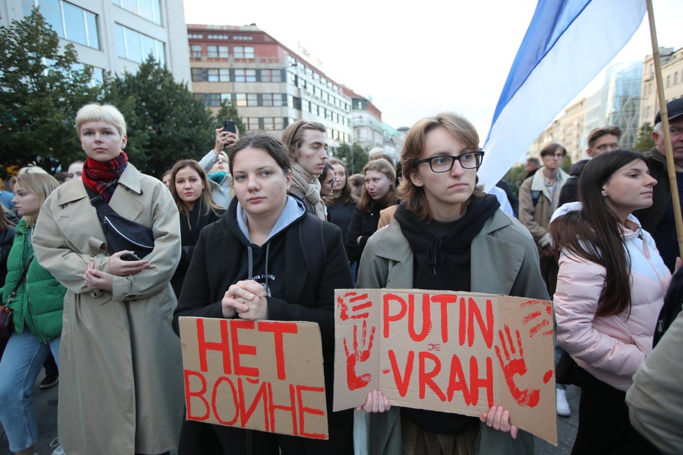 Na Václavském náměstí se konalo shromáždění proti ruskému prezidentovi Vladimiru Putinovi, který vyhlásil v Rusku částečnou mobilizaci.