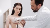 Zvětšení prsou odlehčenými implantáty: ptejte se MUDr. Romana Kufy v online chatu
