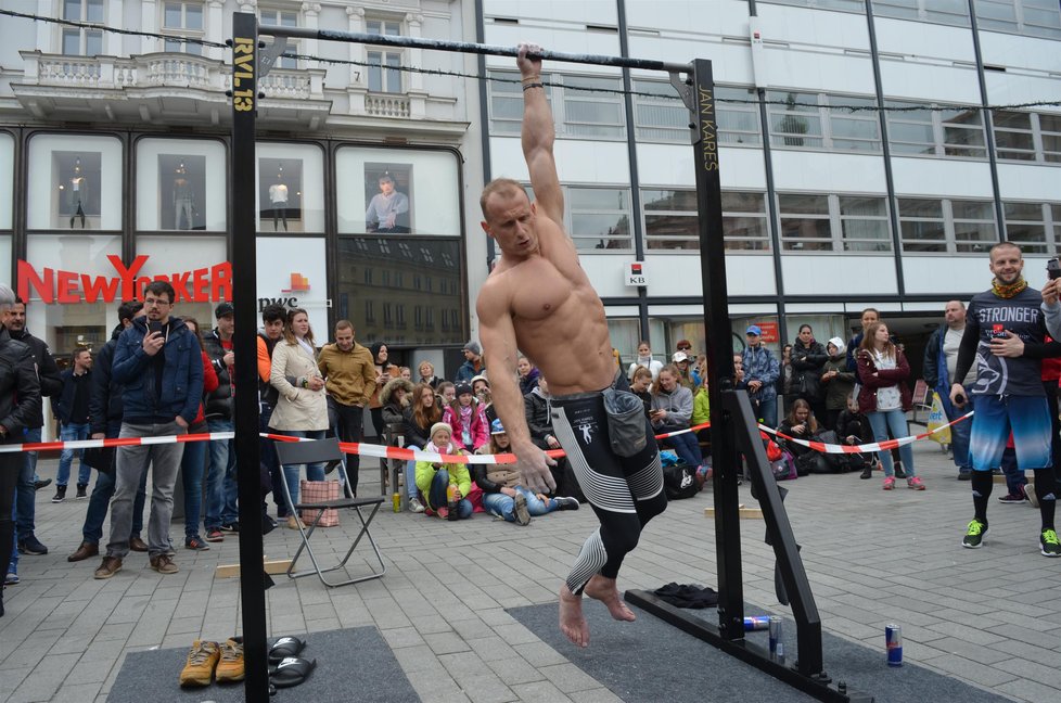 Pražský fitness trenér Jan Kareš (42) se pokoušel v Brně překonat světový rekord v počtu shybů.