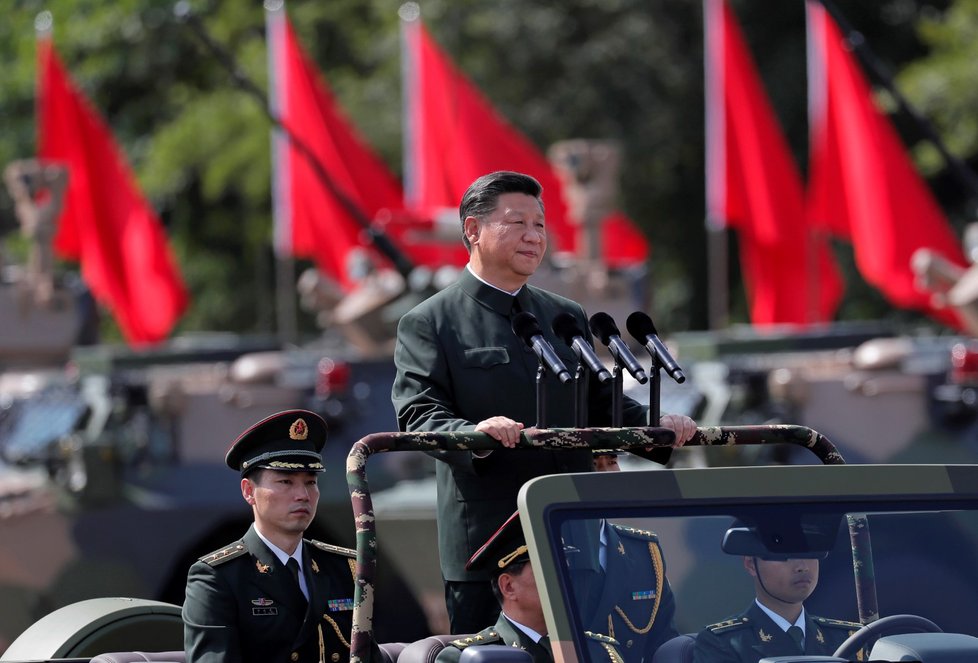 Čínský prezident Si Ťin-pching při kontrole armády.