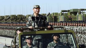 Čínská hlava státu Si Ťin-pching na přehlídce vlastní armády