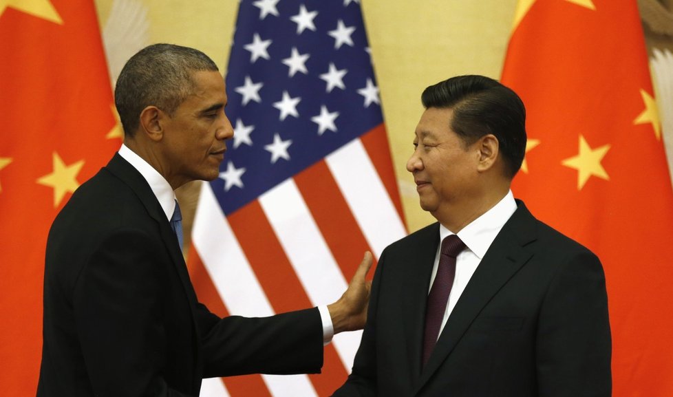 Barack Obama se zdraví s Si Ťin-pchingem.