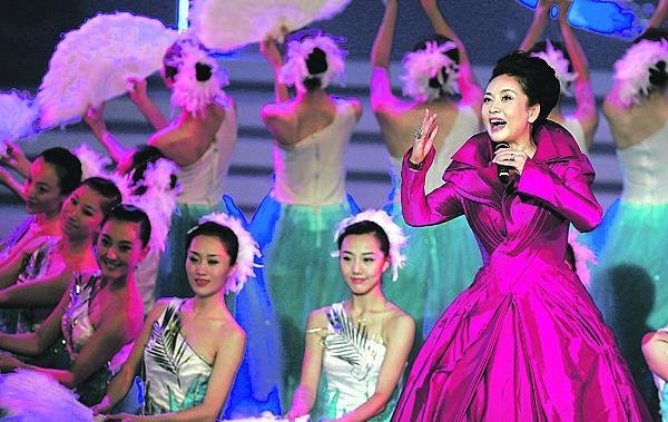 Sladké balady o velikosti Číny a strastech života čínského rolníka. To je repertoár zpěvačky a první dámy Pcheng Li-jüan.