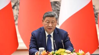 Číňané doma méně utrácejí a investují. Peking stojí před výzvou, jak oživit poptávku Číňané doma méně utrácejí a investují. Peking stojí před výzvou, jak oživit poptávku