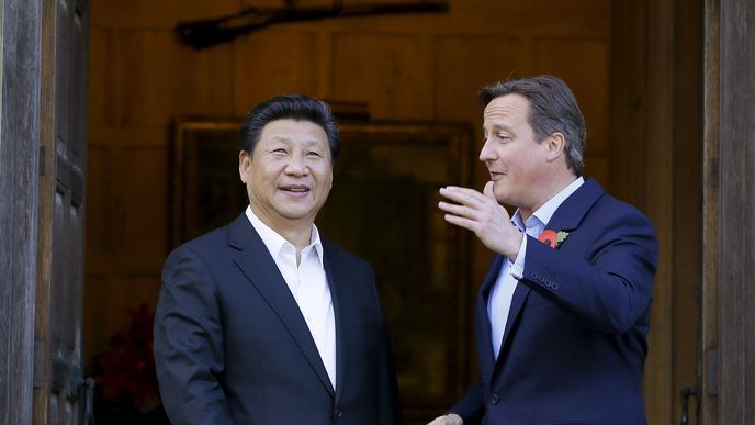 Před pěti lety spřádali čínský prezident Si Ťin-pching (vlevo) a tehdejší britský premiér David Cameron dalekosáhlé plány o spolupráci svých zemí. Dnes jsou tyto záměry v troskách.