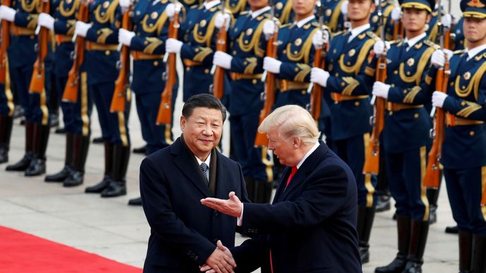 Americký prezident Donald Trump a jeho čínský protějšek Si Ťin-pching v Pekingu (2017)