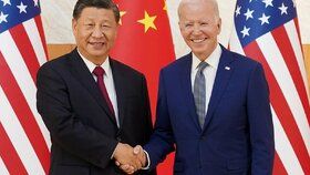 Úsměvy a podané ruce: Biden poprvé jedná s čínským prezidentem, má dojít i na Tchaj-wan