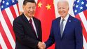 Peking se také chce pokusit vylepšit vztahy se Západem. Na fotografii čínský prezident Si Ťin-pching (vlevo) se svým americkým protějškem Joe Bidenem.