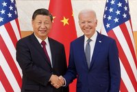 Úsměvy a podané ruce: Biden poprvé jedná s čínským prezidentem, má dojít i na Tchaj-wan