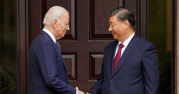 Setkání nejmocnějších mužů světa: Čínský prezident jednal s Bidenem, ten ho nazval diktátorem