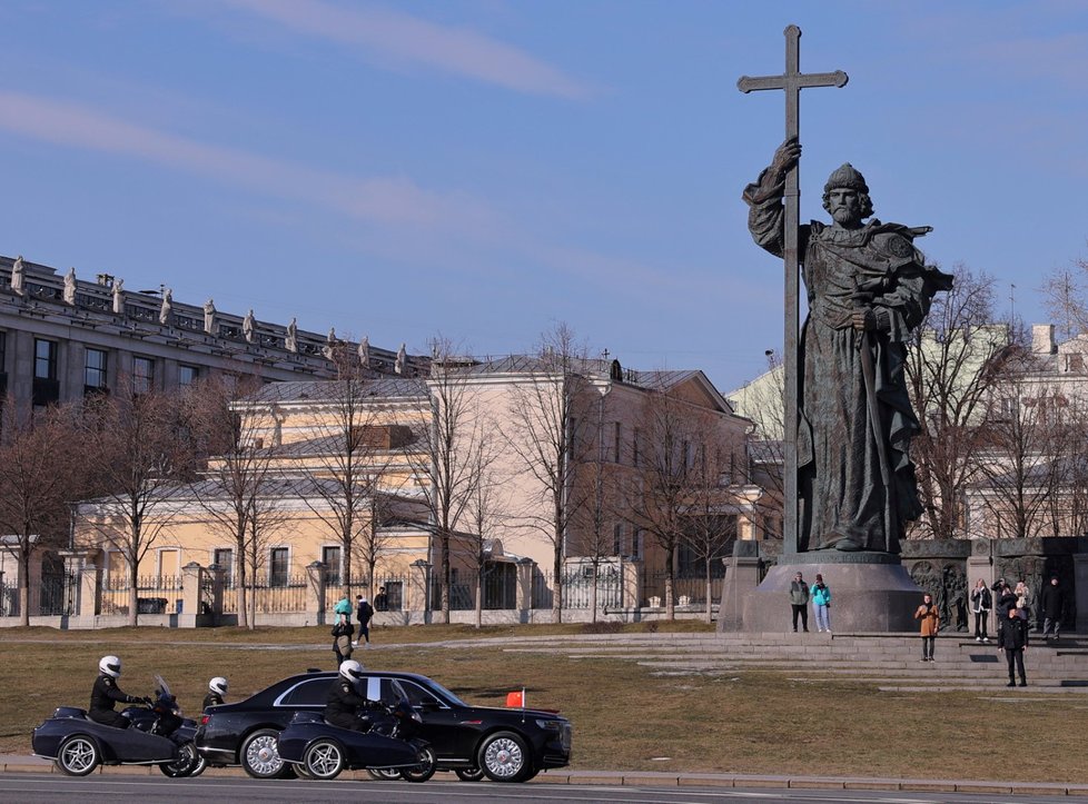 Kolona Si Ťin-pchinga u Kremlu (21. 3. 2023)