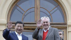 Zeman přijal Si Ťin-pchinga v Lánech jako vůbec první hlavu státu. Český prezident trefně zvolil červený svetr. Čínský prezident odložil kravatu.