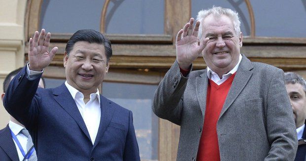 Přijetí ve svetru a v Lánech? Čínský prezident vítá ležérně i Putina