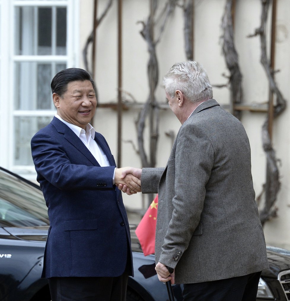 Zeman přijal Si Ťin-pchinga v Lánech jako vůbec první hlavu státu. Český prezident trefně zvolil červený svetr.