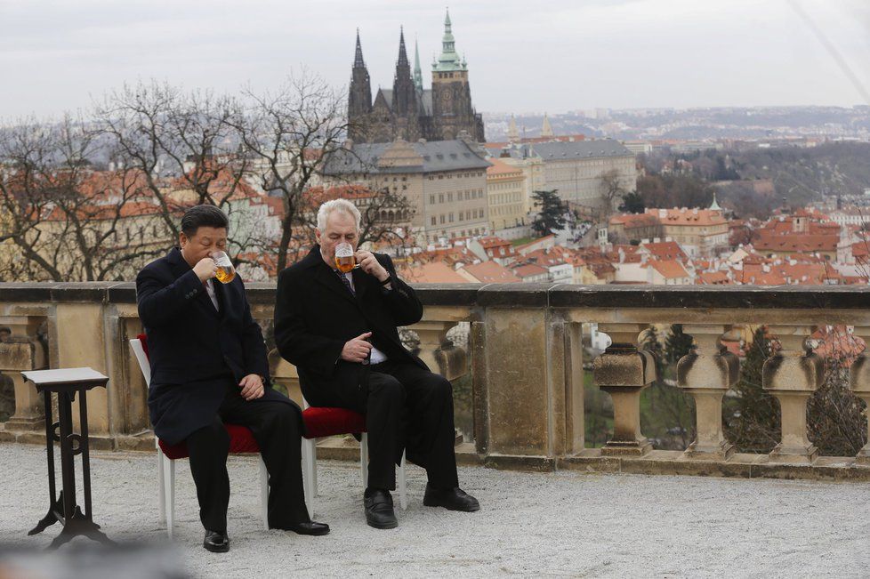 Jak návštěva začala, tak také skončila. Čínský prezident Si Ťin-pching a český prezident Miloš Zeman se rozloučili u sklenice českého piva.