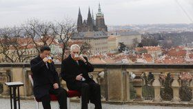 Jak návštěva začala, tak také skončila. Čínský prezident Si Ťin-pching a český prezident Miloš Zeman se rozloučili u sklenice českého piva.