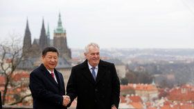 Čínský prezident Si Ťin-pching a český prezident Miloš Zeman se rozloučili na vyhlídce u Strahovského kláštera .