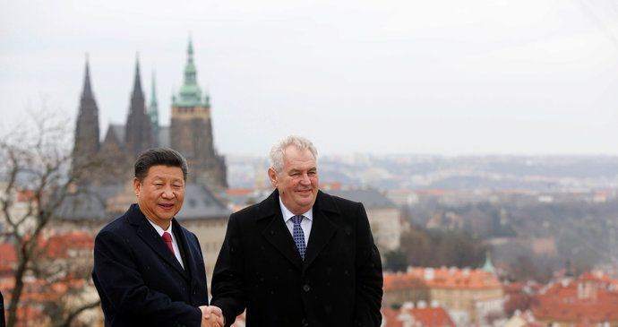 Čínský prezident Si Ťin-pching a český prezident Miloš Zeman se rozloučili na vyhlídce u Strahovského kláštera.