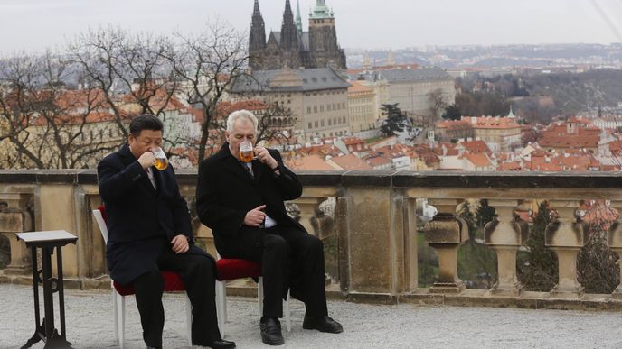 Jak návštěva začala, tak také skončila. Čínský prezident Si Ťin-pching a český prezident Miloš Zeman se rozloučili u sklenice českého piva.