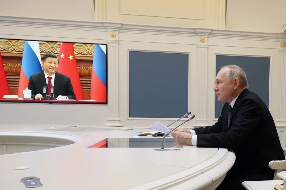 Ruský prezident Vladimir Putin při rozhovoru s čínským prezidentem Si Ťin-pchingem (30. 12. 2022)