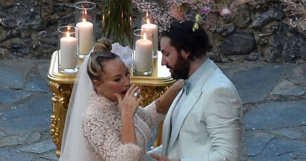 Drsně se rozvádějí, svatbu přitom měli teprve v květnu 2023. Drsně se rozvádějí, svatbu přitom měli teprve v květnu 2023.