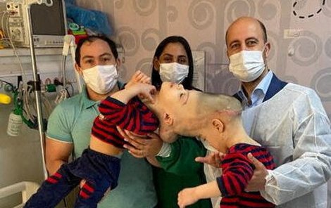Rodina s brazilským chirurgem před operací.