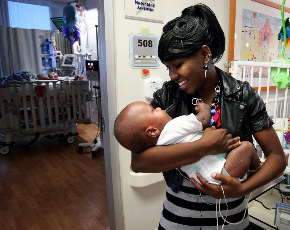 Šťastná matka drží malého Joshuu, který je připraven na prpuštění z nemocnice