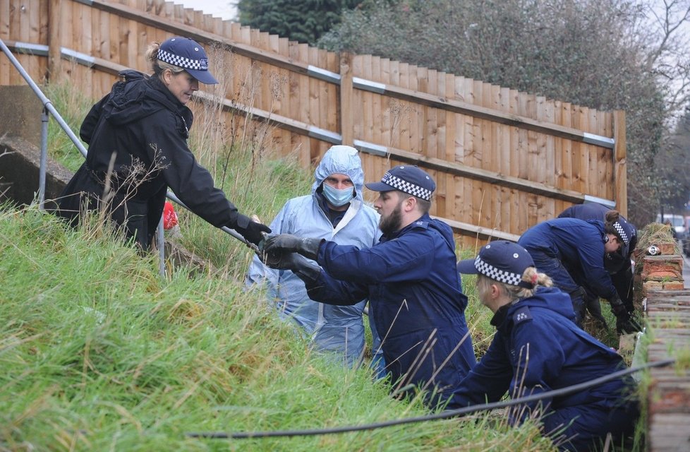 Policisté hledají důkazní materiál na pozemku u domu herečky.