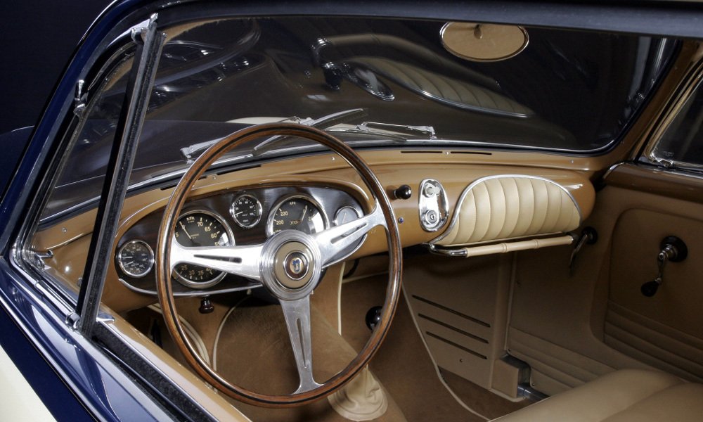 V luxusním interiéru Bertoneho 208 CS nechyběly koberce a dřevěný sportovní volant.