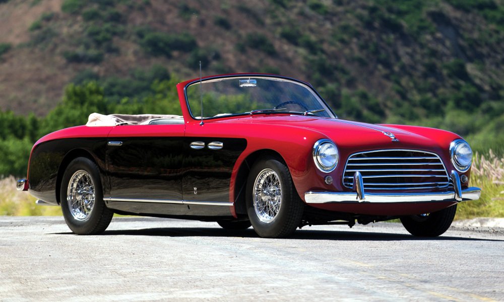 Karosárna Stabilimenti Farina postavila v roce 1952 koncept kabrioletu Siata-Ford 208 S Cabriolet Speciale.