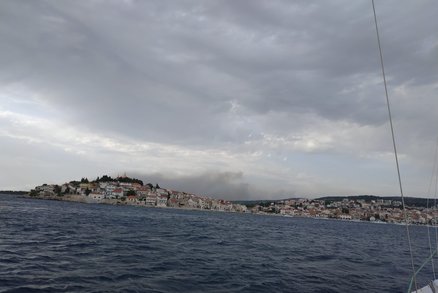 Požár v Chorvatsku: Dým je vidět i u města Primošten 26 km jižně od Šibeniku (13.7.2023)
