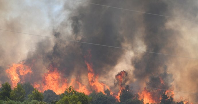 Ohnivé peklo v Chorvatsku: Velký požár a evakuace v okolí letoviska Šibenik, oheň postupuje dál