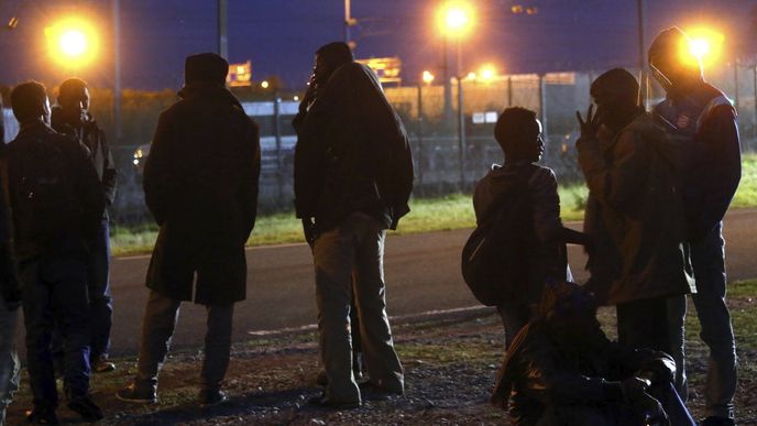 Uprchlíci v Calais, těsně před ústím Eurotunelu - ilustrační snímek