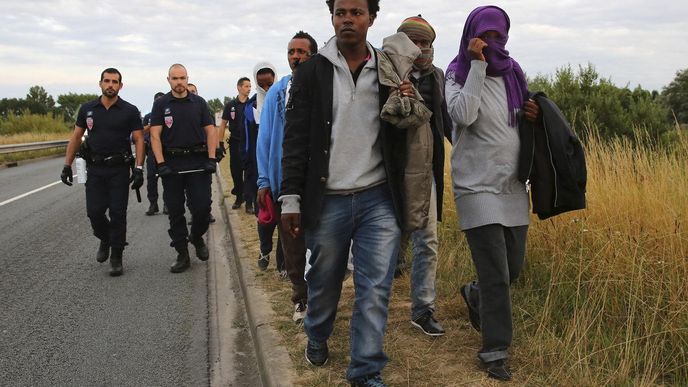 K ústí Eurotunelu to mají uprchlíci z tábora 7 km