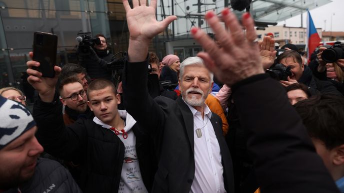 Prezidentský kandidát Petr Pavel se zdraví se svými příznivci po příjezdu do Ostravy