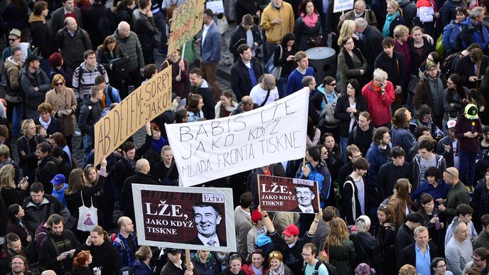 Proč? Proto! Protesty proti Babišovi a Zemanovi.