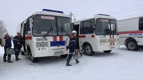 Záchranné práce po důlním neštěstí na Sibiři.
