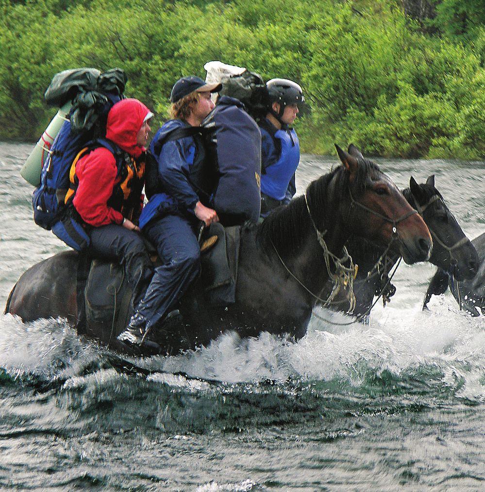 V řece je taková hloubka, že koně občas ztrácejí pevné dno pod kopyty a plavou
