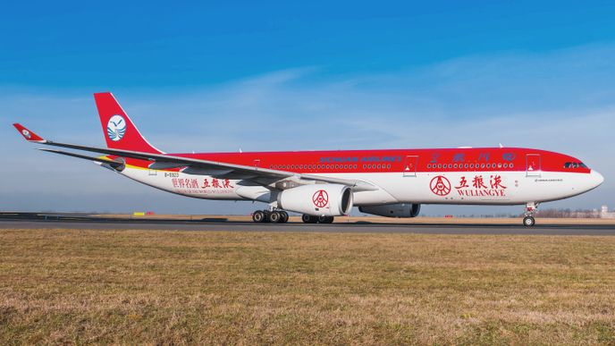 Airbus A330 Sichuan Airlines na letišti v Praze