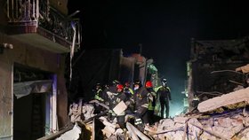 Po výbuchu plynu se zřítil celý čtyřpodlažní dům a uvěznil v troskách několik lidí včetně dětí.